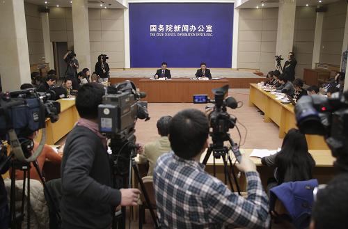 11月17日，在国务院新闻办公室新闻发布厅，商务部部长助理俞建华（主席台靠右）答记者问。新华社发.jpg